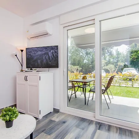 Sophie - New Cozy Place With A Garden Apartment