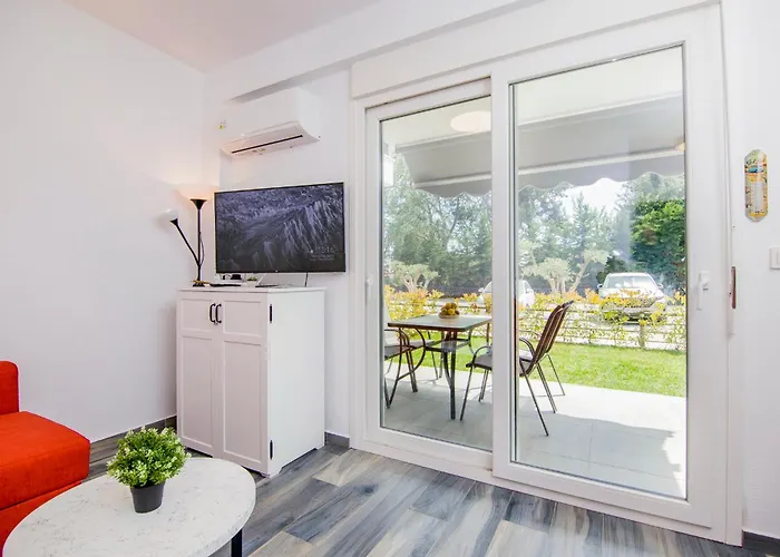 Sophie - New Cozy Place With A Garden شقة